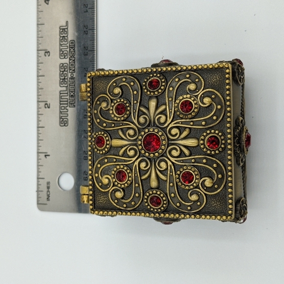 Vtg metal trinket box - Picture 2 of 7